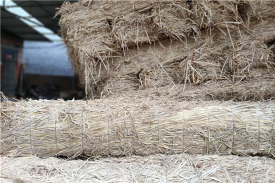 稻夫草支垫在铁路运输装载加固中的技术突破(稻草垫一般铺垫于货物与车地板间)