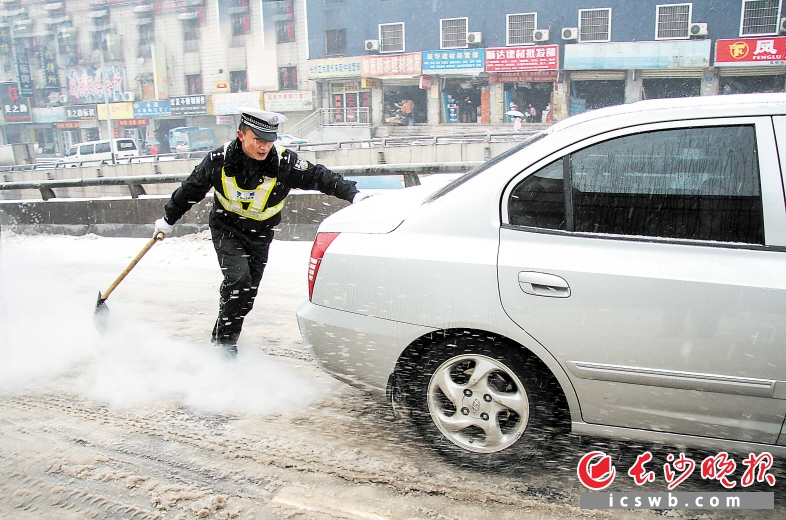　　长沙交警在2008年大冰灾中积极疏导交通。